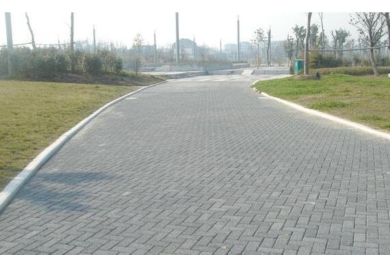 造成透水磚表面起泡的因素有哪些？